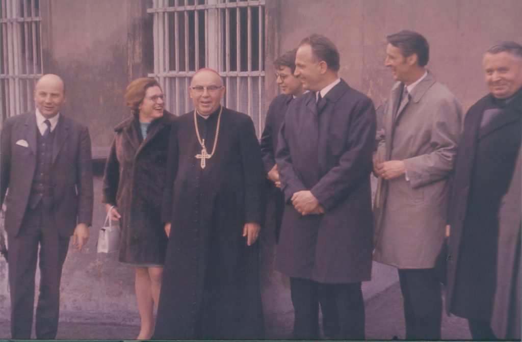 Meeting between Cardinal Bolesław Kominek and Polish bishops, and members of the Bensberg Circle. From left to right: Karlheinz Koppe, Mechtild Fischer, Cardinal Bolesław Kominek, Elmar Maria Lorey, Rev. Prof. Norbert Greinacher, Manfred Seidler, unknown person; Photo: Winfried Lipscher